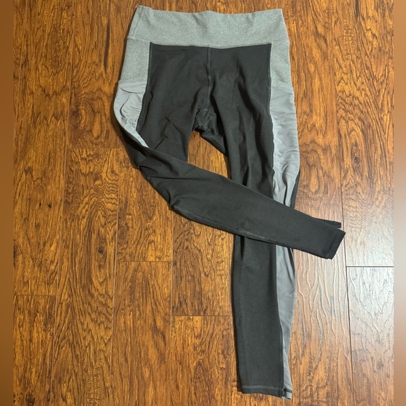 Fabletics On-The-Go Powerhold High Waisted Leggings - large - Picture 2 of 2